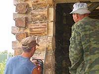 аккуратные надрезы на 5см по периметру оконного проёма как снаружи, так и внутри дома